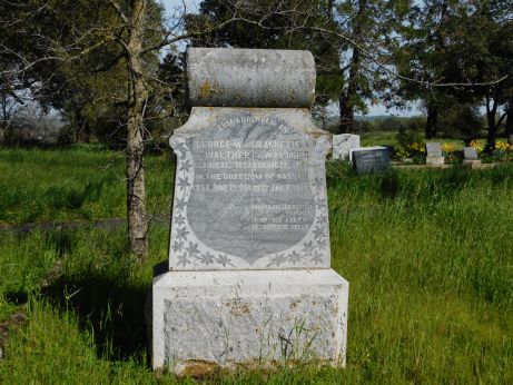 [Picture of George and Jeanette Walther grave]